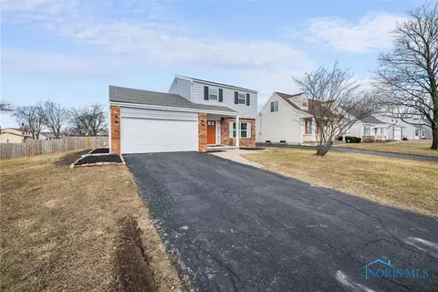 914 Carol Cir, Rossford, OH 43460