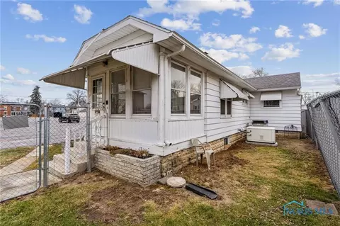 712 N Countyline St, Fostoria, OH 44830