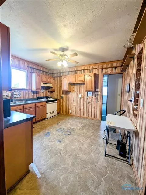 134 S Bell St, Bradner, OH 43406 photo 9