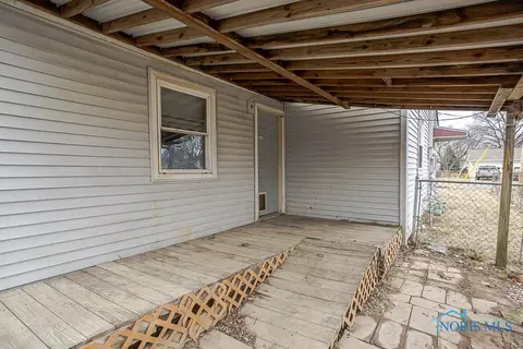 104 Ardsley, Walbridge, OH 43465 photo 2