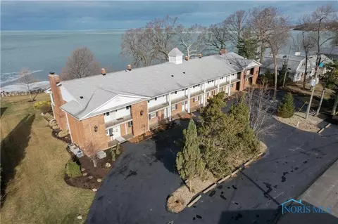 2216 N Carriage Ln #2, Port Clinton, OH 43452