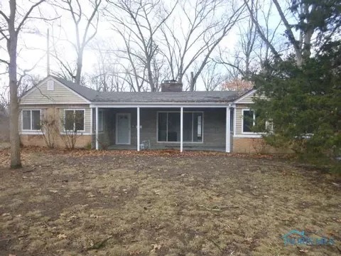 5911 Acres Rd, Sylvania, OH 43560