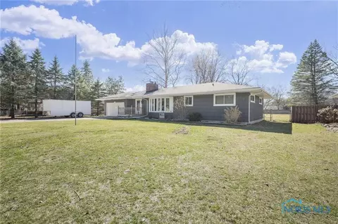 1054 Maple St, Perrysburg, OH 43551