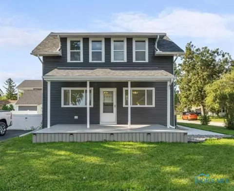 6434 Lakeway Dr, Oregon, OH 43616