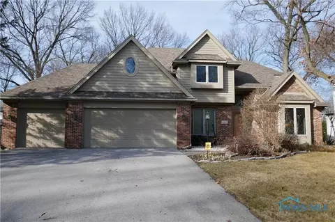 8324 Country Brook Dr, Holland, OH 43528