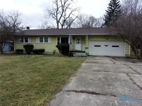 707 Portage Dr, Fostoria, OH 44830