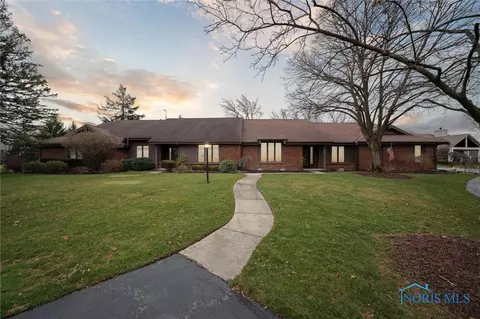 29781 Gleneagles Rd, Perrysburg, OH 43551