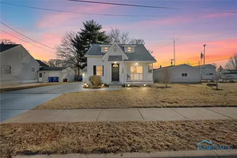 1209 Columbus Dr, Holland, OH 43528
