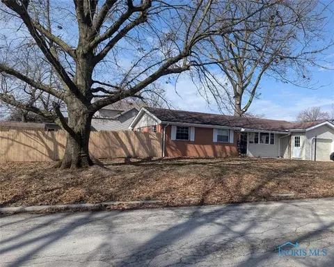 525 Burnham Dr, Fostoria, OH 44830