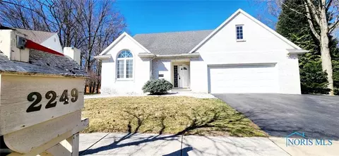 2249 Woods Edge Ct, Toledo, OH 43615