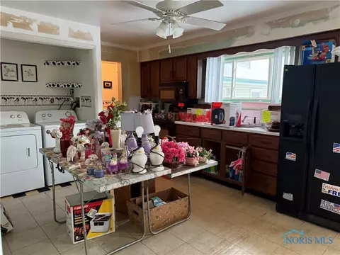 29113 E Broadway St, Walbridge, OH 43465 photo 4