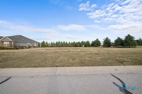 56 Pineview Dr, Oregon, OH 43616