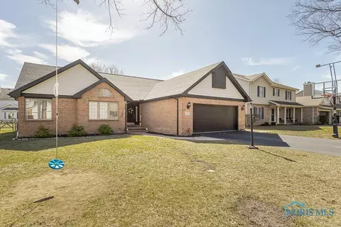1241 Grassy Ln, Rossford, OH 43460