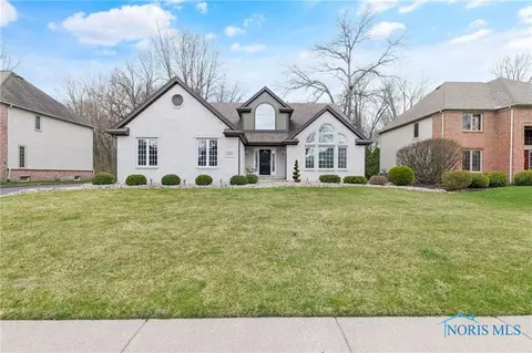 552 Forest Lake Dr, Holland, OH 43528
