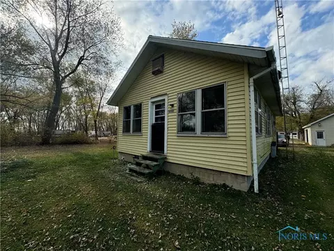 6660 Hayes Ave, Oak Harbor, OH 43449