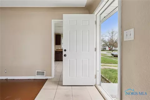 912 Mackow Dr, Toledo, OH 43607 photo 4