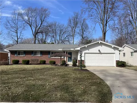 4042 Briarcrest Rd, Toledo, OH 43623