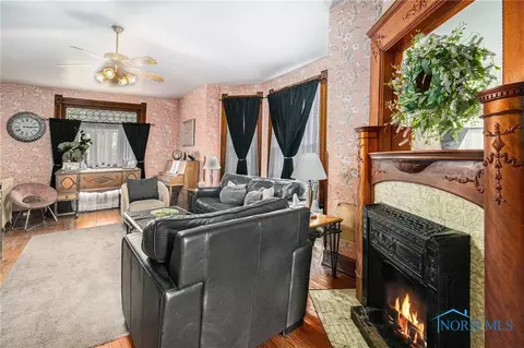210 Elm St, Wauseon, OH 43567 photo 3