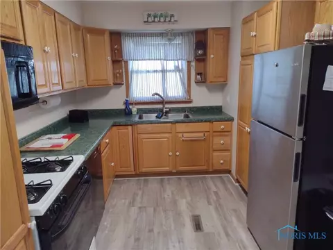 634 Cherry St, Wauseon, OH 43567 photo 12