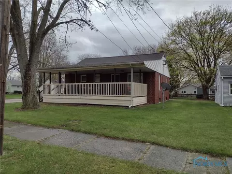 634 Cherry St, Wauseon, OH 43567 photo 2