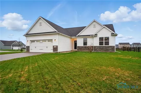 169 Valley Hall Dr, Perrysburg, OH 43551