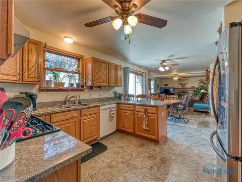 7130 Cedar Point Rd, Oregon, OH 43616 photo 8