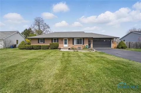 1044 W Poe Rd, Bowling Green, OH 43402