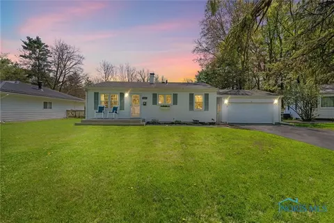18 S Melody Ln, Waterville, OH 43566