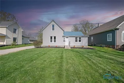 430 N Locust St, Oak Harbor, OH 43449