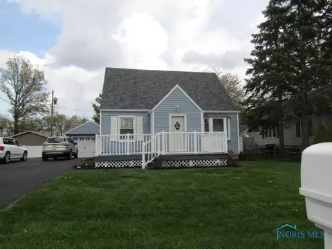 2042 Woodcrest Dr, Oregon, OH 43616