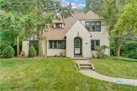 3533 Edgevale Rd, Ottawa Hills, OH 43606