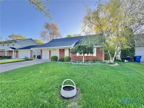 1044 Village Dr, Bowling Green, OH 43402