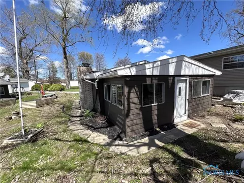 10103 W Locust Point Rd, Oak Harbor, OH 43449