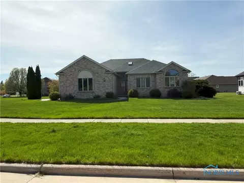 616 Pine Valley Dr, Bowling Green, OH 43402