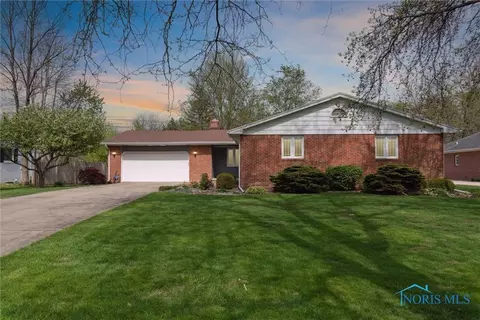 917 Pine St, Perrysburg, OH 43551