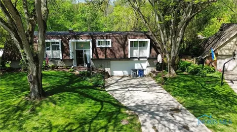 3865 S Beverly Hills Dr, Toledo, OH 43614