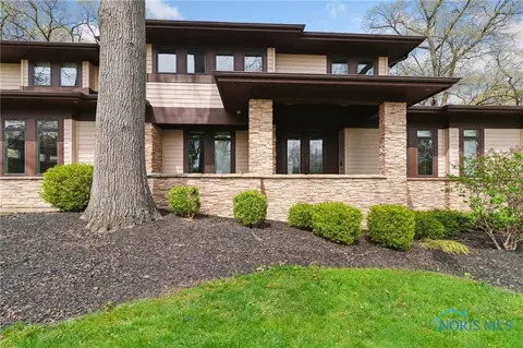 9030 Oak Valley Rd, Holland, OH 43528