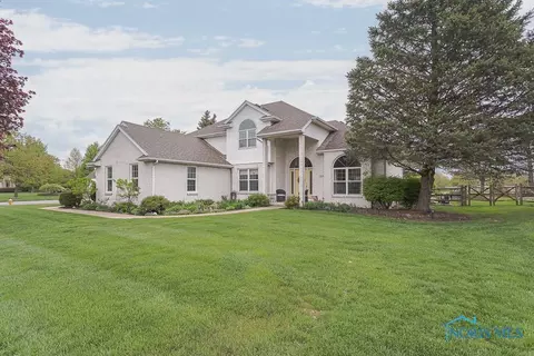 26494 Laurel Ln, Perrysburg, OH 43551