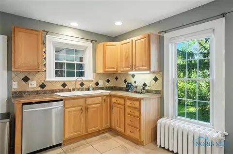 Kitchen - 232 E Wayne St, Maumee, OH 43537 photo 4 of 4