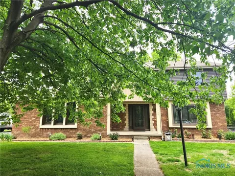 725 Ashbury Dr, Perrysburg, OH 43551