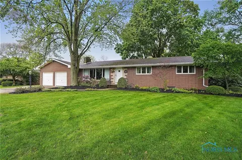 426 Hillcrest Dr, Bowling Green, OH 43402
