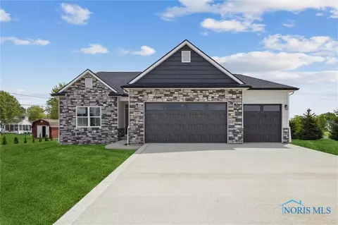 155 Bordeaux Dr, Napoleon, OH 43545