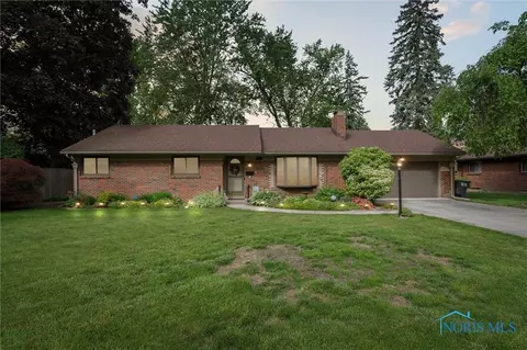 2340 Green Valley Dr, Toledo, OH 43614