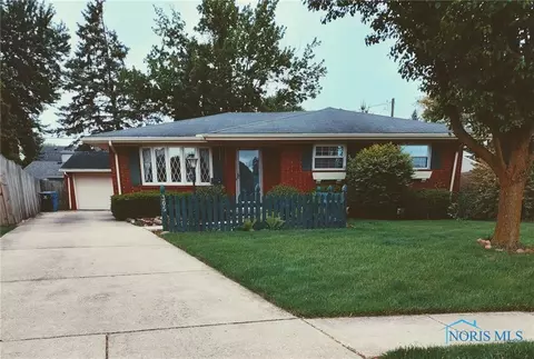 305 Ponderosa Dr, Oregon, OH 43616