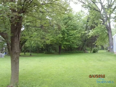 2107 Maginnis Rd, Oregon, OH 43616