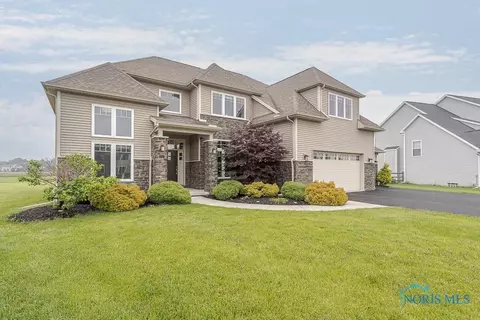 2902 Woods Edge Rd, Perrysburg, OH 43551