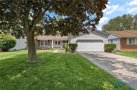 864 Maple Ln, Waterville, OH 43566