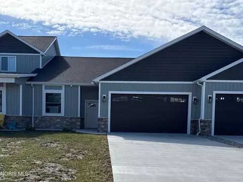 236 S Bridge Rd, Northwood, OH 43619