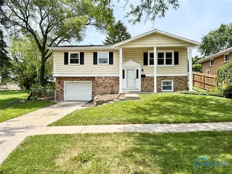 368 Crestway Dr, Oregon, OH 43616