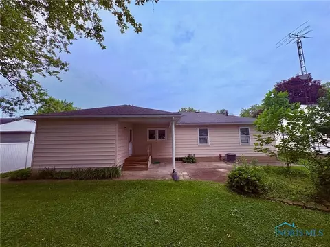 237 Pontious Pl, Napoleon, OH 43545 photo 2